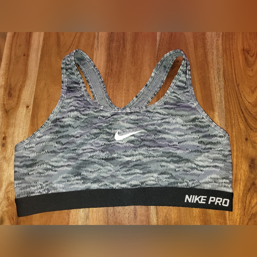 L Nike Pro sports bra